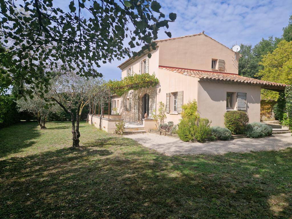 Ménerbes : recent house with swimming pool set in 2 hectares