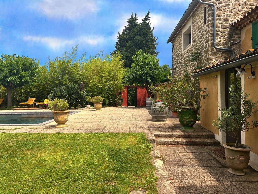 18th century Provencal farmhouse in the countryside in the heart of a wooded park of 9450m².