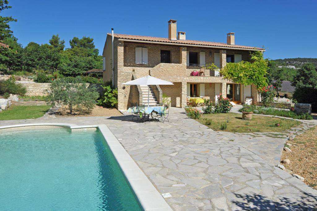 EXCLUSIVE in Murs: stone house with swimming pool in the countryside