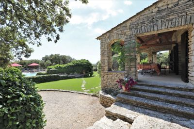 Gordes, 6 bedroom house with outbuildings and pool on enclosed land