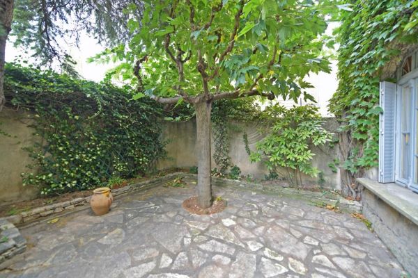 Elegant Renaissance mansion to renovate in the center of Isle-sur-la-Sorgue