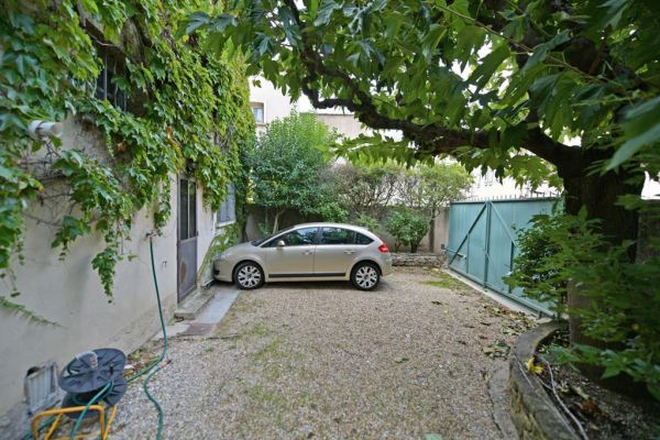 Elegant Renaissance mansion to renovate in the center of Isle-sur-la-Sorgue