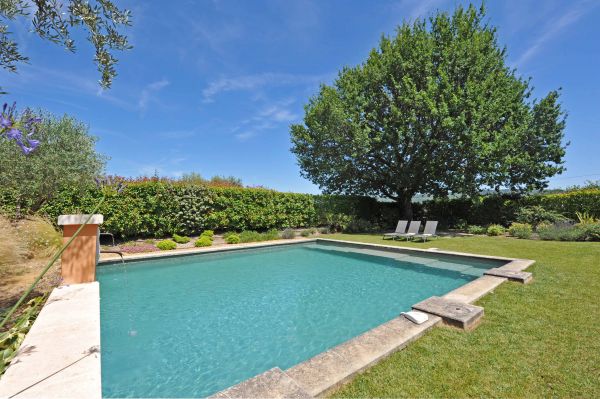 19th century house with swimming pool and independent studio near Roussillon