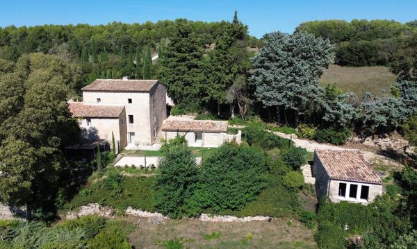 Architect-designed house in the heart of a 9-hectare estate in the Luberon