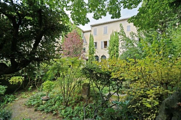 Elegant Renaissance mansion to renovate in the center of Isle-sur-la-Sorgue