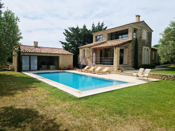 STONE HOUSE WITH SWIMMING POOL AND GARAGES