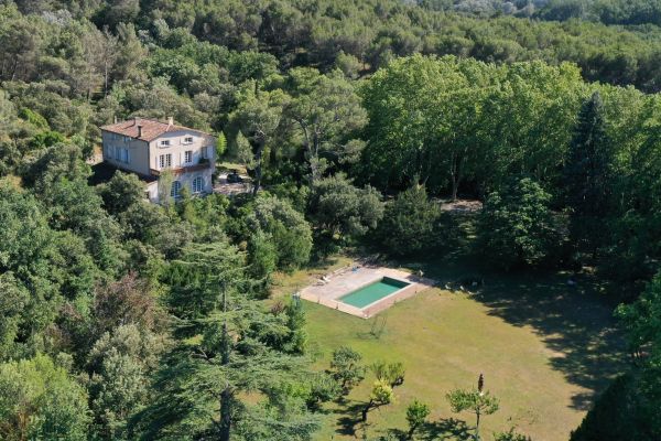 Between L'Isle sur la Sorgue and Fontaine de Vaucluse, art deco bastide set in parkland with swimming pool