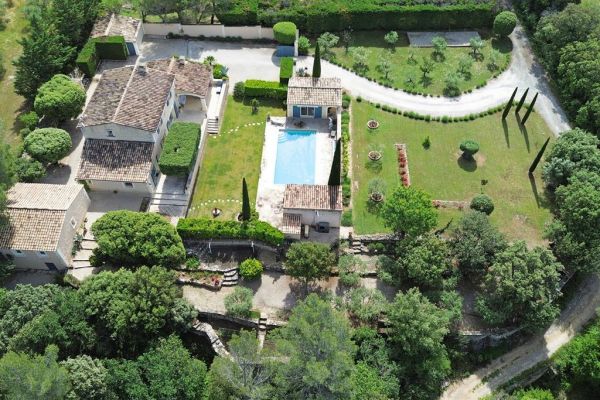 Near Gordes, stone property facing the Luberon