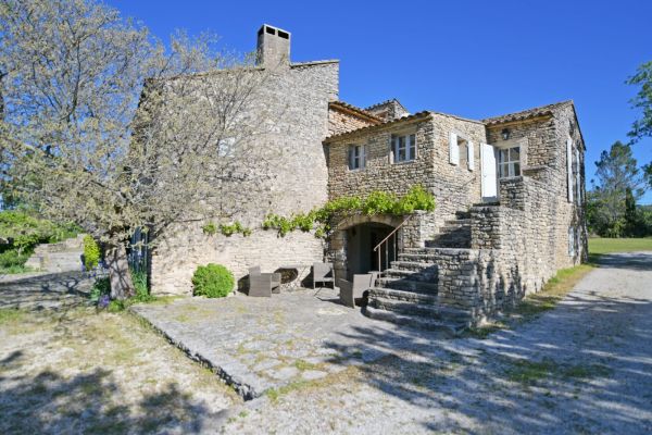 Gordes, elegant charming property facing the Luberon