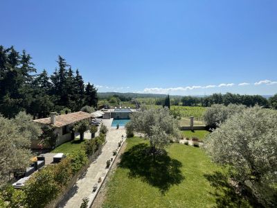 Superb property with outbuildings at the foot of the Mont Ventoux