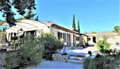 Gordes, contemporary villa with Luberon view