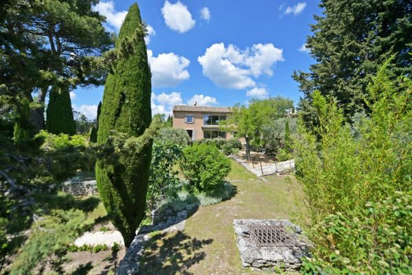 Charming property a stone's throw from the village of Gordes