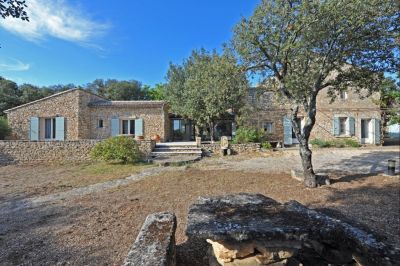 GORDES Renovated stone farmhouse with swimming pool on 2.5 acres