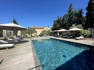 Superb property with outbuildings at the foot of the Mont Ventoux