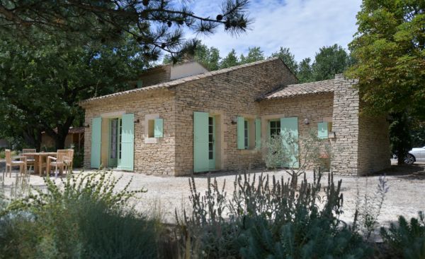 In Gordes, pleasant property with swimming pool on 6500 m²