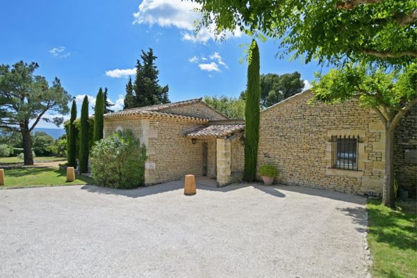 Charming property a stone's throw from the village of Gordes