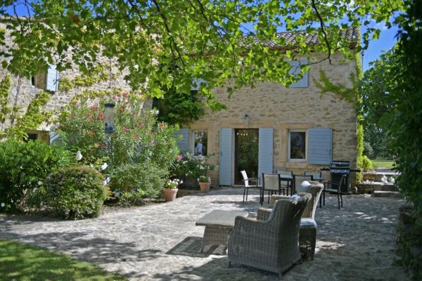 Authentic renovated farmhouse on more than 1.5 hectares facing the Luberon