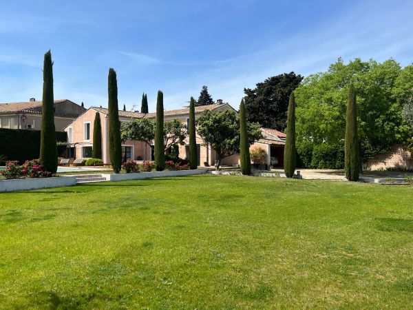 rent a charming Provençal Mas with pool in the heart of Aubignan, close to the Dentelles de Montmirail, Mont Ventoux, and Vineyards