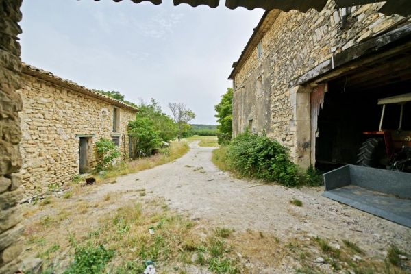 Vente A QUELQUES MINUTES DE GORDES, AUTHENTIQUE FERME 18ÈME À RÉNOVER