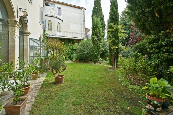 Elegant Renaissance mansion to renovate in the center of Isle-sur-la-Sorgue