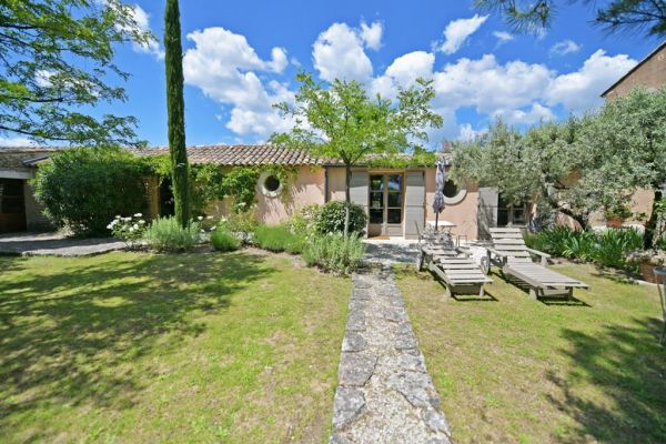 Charming property a stone's throw from the village of Gordes