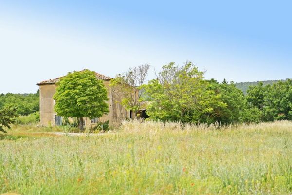 Vente A QUELQUES MINUTES DE GORDES, AUTHENTIQUE FERME 18ÈME À RÉNOVER