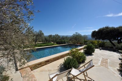 Gordes, contemporary villa with Luberon view