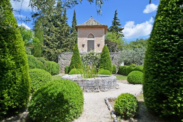 Charming property a stone's throw from the village of Gordes