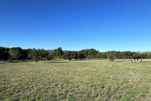 Between Gordes and Roussillon - House with outbuildings