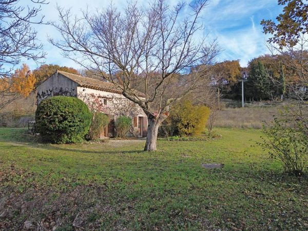 Garden shed with views over 6000 m² of land in Gordes