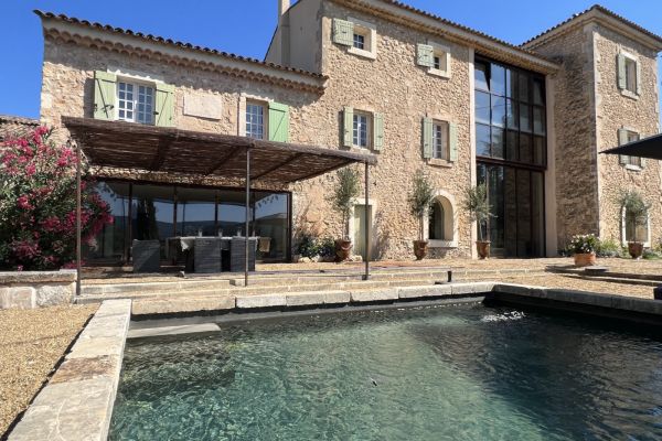 Property with generous volumes and swimming pool, facing the Luberon