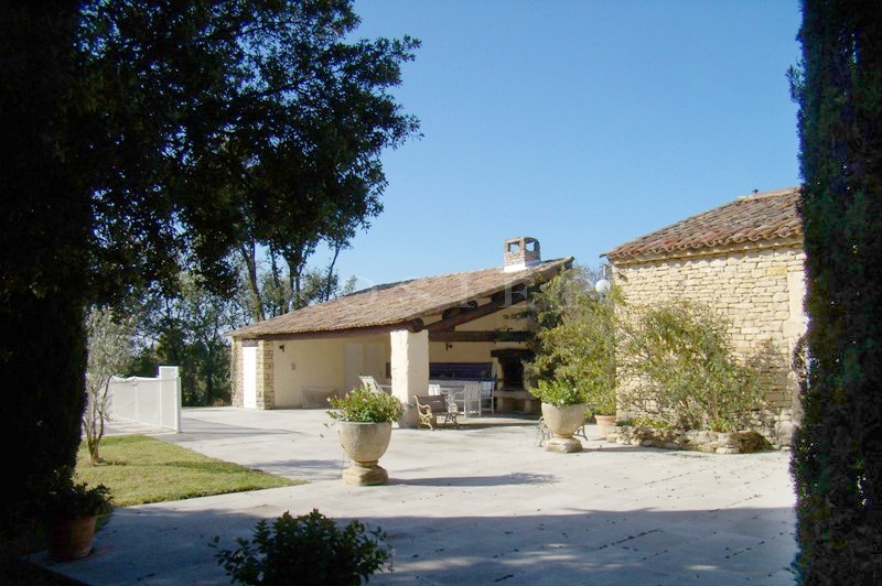 Stone house in Gordes on 2765 m² of charming land