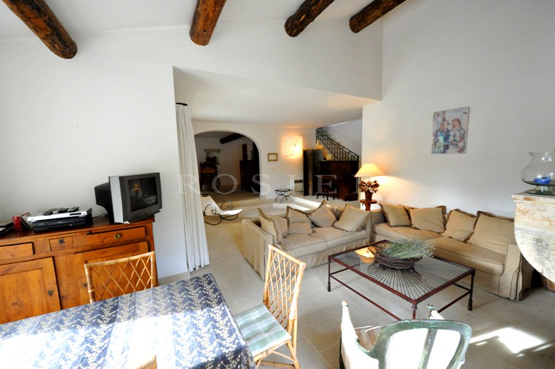 Stone house in Gordes on 2765 m² of charming land