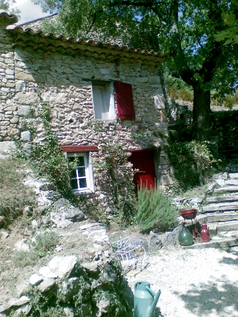 Several houses with 14 hectares of land close to Mont Ventoux