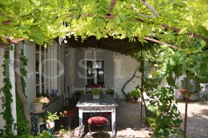 Renovated stone house with luscious garden de 1000m² and pool