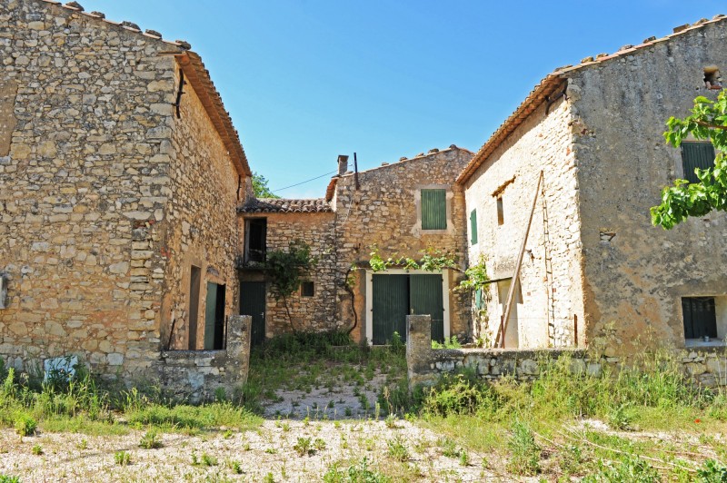 Authentic hamlet to renovate, facing the Luberon  