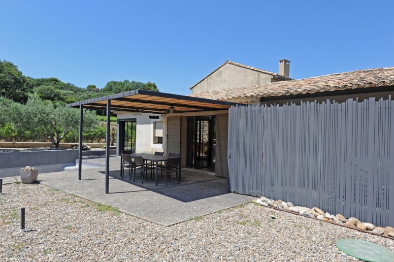 Luberon, contemporary Mazet with pool in the middle of vineyards