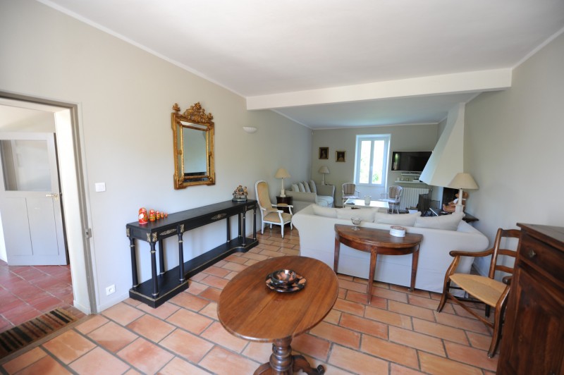 In the Luberon countryside, charming residence with courtyard and swimming pool