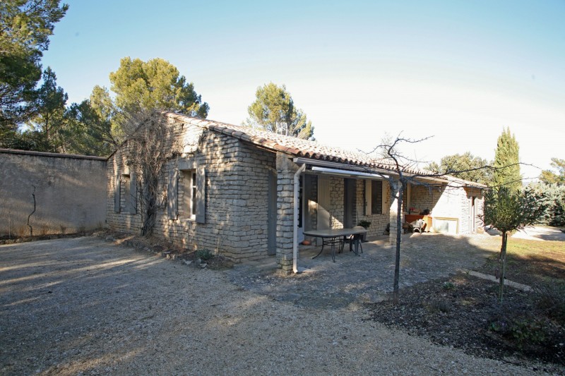 Luberon, house with a pool in a residence