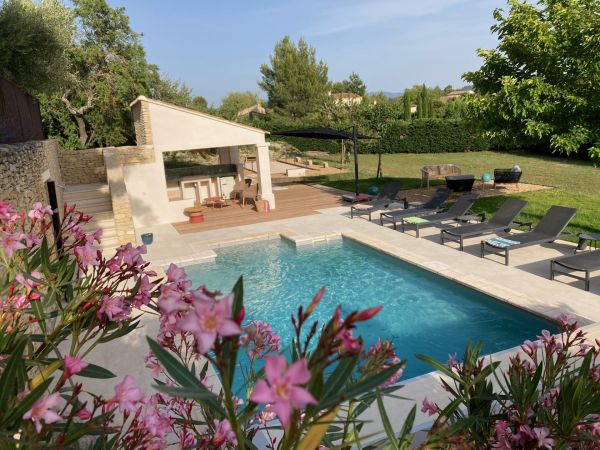 beautiful summer house to rent with large pool and independent studio in Gordes 